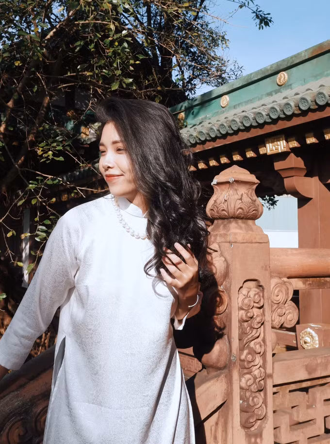 Thu Nguyên tạo xoăn giả để chụp ảnh kỉ niệm với mái tóc dài. (Ảnh: T. U). Thu Nguyên tạo xoăn giả để chụp ảnh kỉ niệm với mái tóc dài. (Ảnh: T. U).