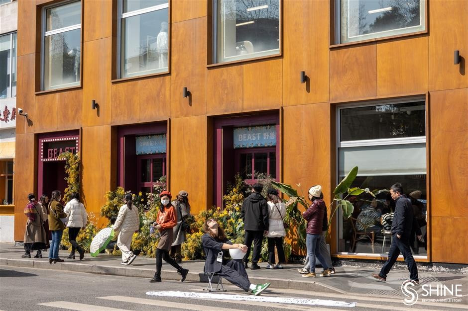 Hàng loạt người phát trực tiếp đã tìm đến con phố để livestream.