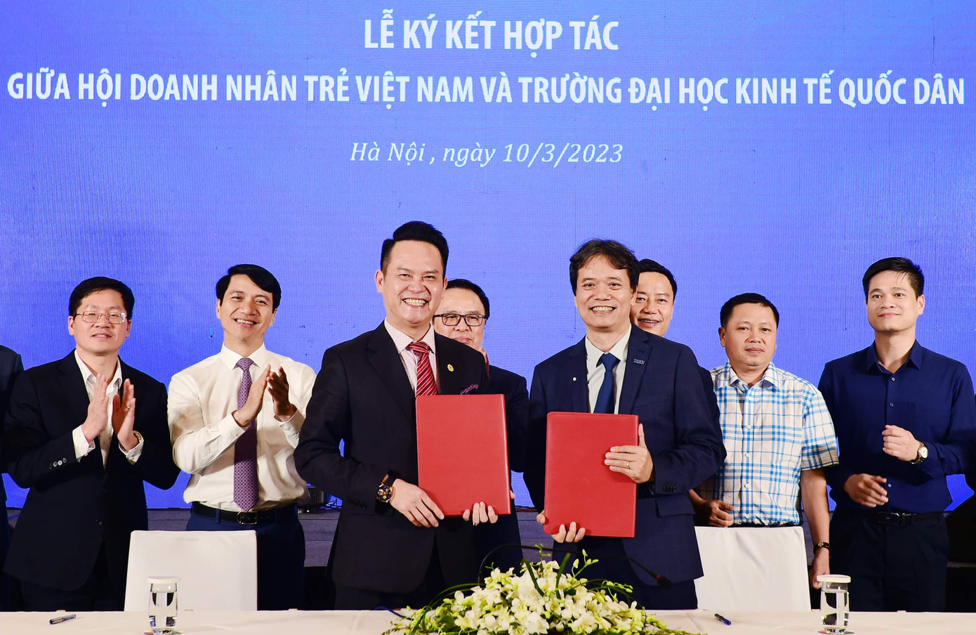 Lễ ký kết giữa T.Ư Hội Doanh nhân trẻ Việt Nam và Trường Đại học Kinh tế Quốc dân. Ảnh: Xuân Tùng