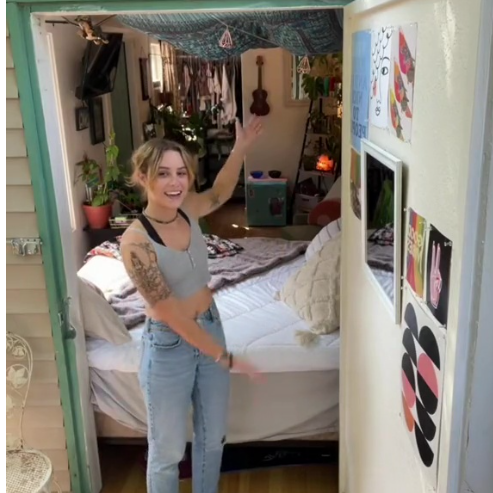 Aniah Warne chụp ảnh trước nơi ở của mình trong sân vườn gia đình. Ảnh: Daily Mail Aniah Warne chụp ảnh trước nơi ở của mình trong sân vườn gia đình. Ảnh: Daily Mail