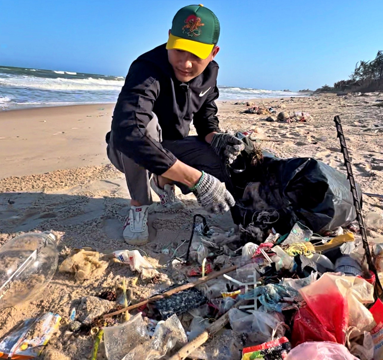 Ban đầu, Đạt chỉ định nhặt rác ở bãi biển để có nơi cắm trại.