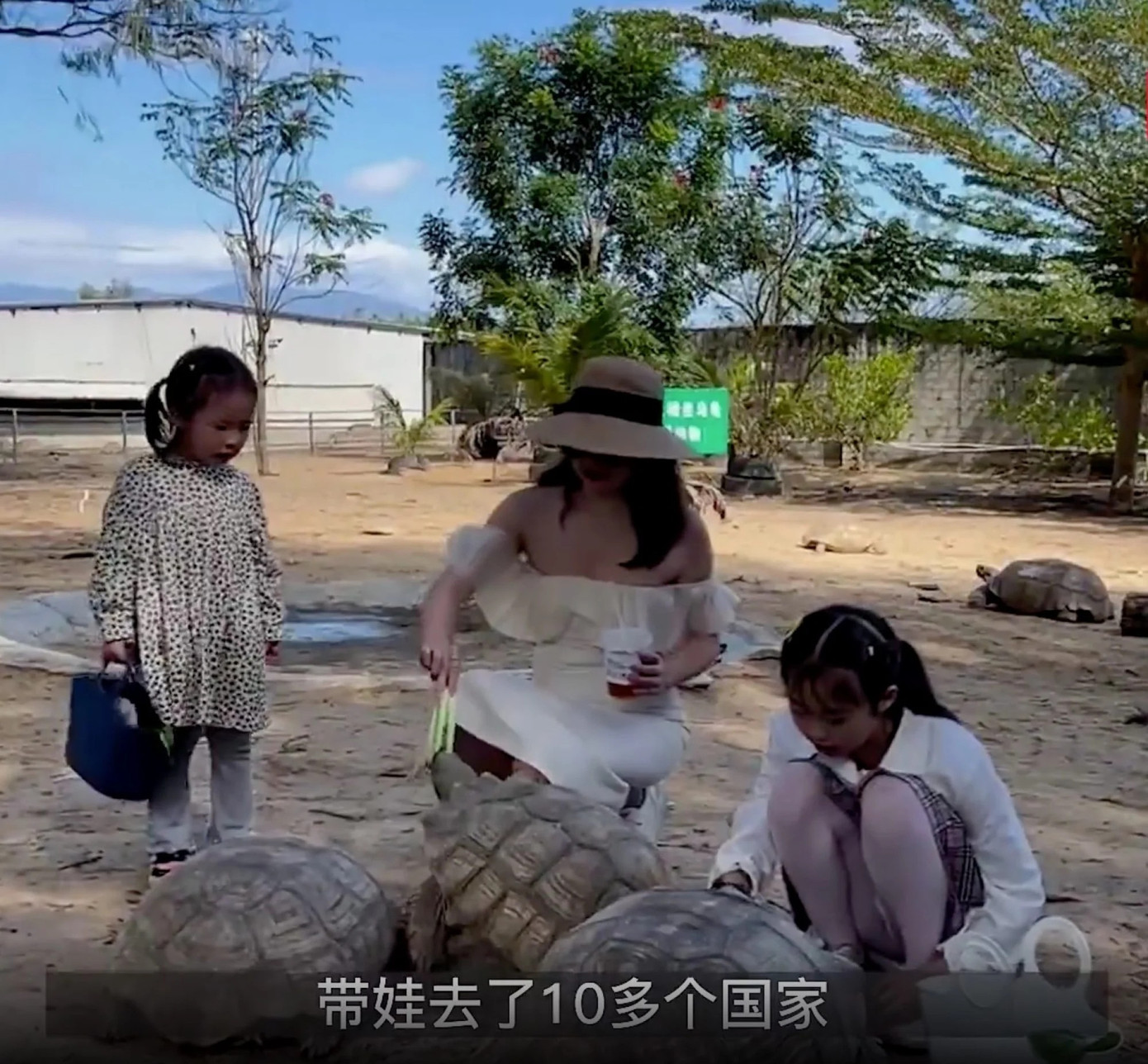 cách dạy con ảnh 2 Tutu khuyến khích các phụ huynh vui chơi cùng con cái trong các chuyến đi. Ảnh: 163.com.