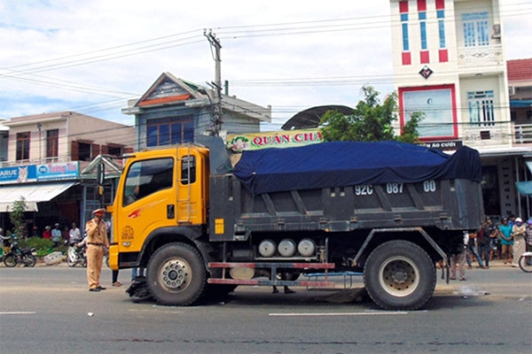 BẢN TIN ATGT: Bị xe ben kéo lê hơn 30m, 2 cha con thương vong ảnh 5