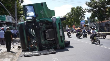 BẢN TIN ATGT: Bị xe ben kéo lê hơn 30m, 2 cha con thương vong ảnh 4