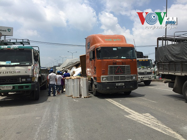 BẢN TIN ATGT: Bị xe ben kéo lê hơn 30m, 2 cha con thương vong ảnh 1