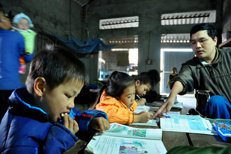 Nhiều khi học muộn, các em học sinh mang bánh, mang cơm đến để vừa học vừa ăn