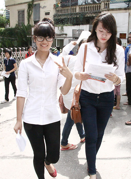 Cô kết thúc môn thi đầu với tâm trạng khá thoải mái . Cô kết thúc môn thi đầu với tâm trạng khá thoải mái