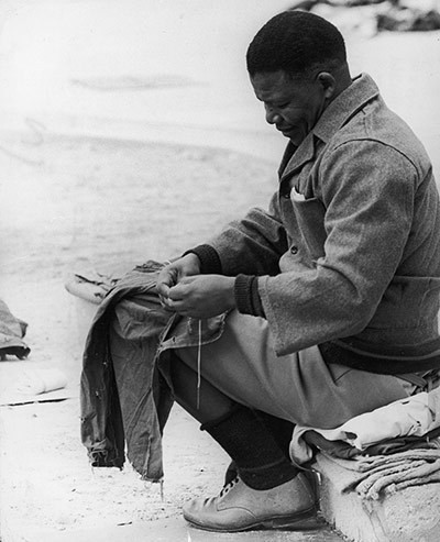 Năm 1966: Mandela ngồi khâu lại áo trong thời gian bị giam giữ ở Đảo Robben. (Nguồn: Getty)