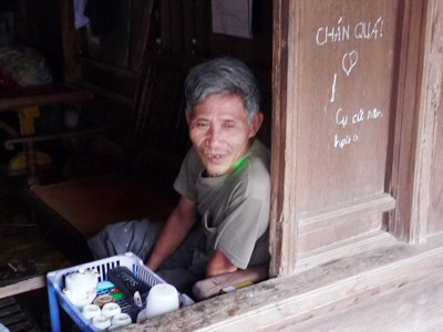 Ông Sủng trong ngôi nhà cổ của mình