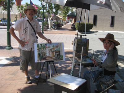 Họa sỹ ETC (trái) và Lệ Chi vẽ ở phố Bolsa, quận Cam, California (Mỹ). Ảnh: nhân vật cung cấp