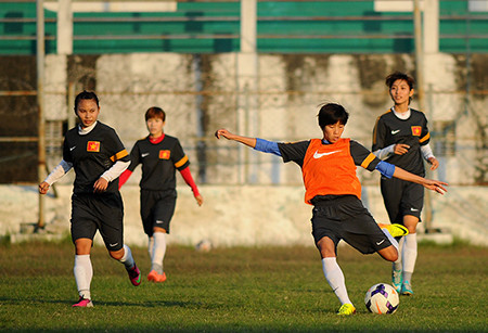 HLV Trần Vân Phát đã cho học trò tập sút phạt đền, ảnh: An An