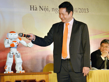 Chủ tịch Trương Gia Bình đang trò chuyện cùng robot. Ảnh: P.V