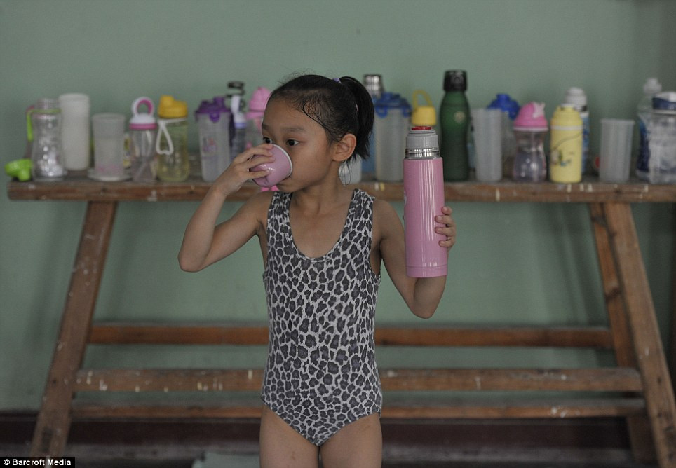 Tranh thủ uống nước để tiếp tục tập luyện