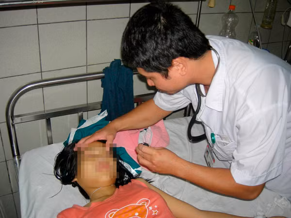 Bác sĩ thăm khám cho bệnh nhi bị ngộ độc chì. Ảnh: Th. Hà