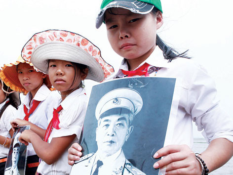 Học sinh huyện Lệ Thủy (Quảng Bình) trước khu lưu niệm Đại tướng. Học sinh huyện Lệ Thủy (Quảng Bình) trước khu lưu niệm Đại tướng