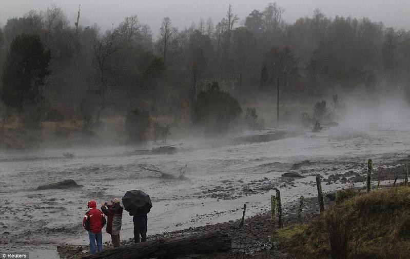 Người dân sử dụng máy ảnh chụp lại hiện tượng bất thường trên dòng sông Nilahue. Người dân sử dụng máy ảnh chụp lại hiện tượng bất thường trên dòng sông Nilahue