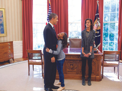 Tổng thống Barack Obama và hai con gái tại Nhà Trắng. Ảnh: Pete Souza. Tổng thống Barack Obama và hai con gái tại Nhà Trắng Ảnh: Pete Souza