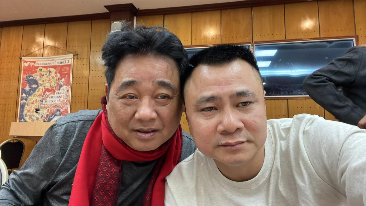 Nghệ sĩ Quốc Khánh và Tự Long ở hậu trường Táo quân 2023. Ảnh: FBNV. Nghệ sĩ Quốc Khánh và Tự Long ở hậu trường Táo quân 2023. Ảnh: FBNV.