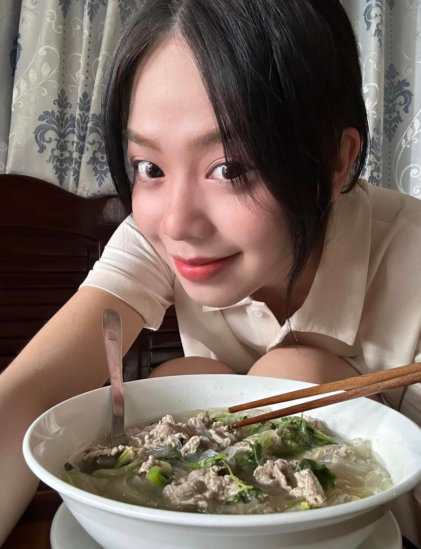 Người đẹp cùng bố mẹ dọn dẹp nhà cửa, vào bếp nấu những món ăn truyền thống, bày biện đồ cúng tổ tiên. Thanh Thủy chia sẻ cô trân trọng từng khoảnh khắc bên gia đình. Người đẹp cùng bố mẹ dọn dẹp nhà cửa, vào bếp nấu những món ăn truyền thống, bày biện đồ cúng tổ tiên. Thanh Thủy chia sẻ cô trân trọng từng khoảnh khắc bên gia đình.