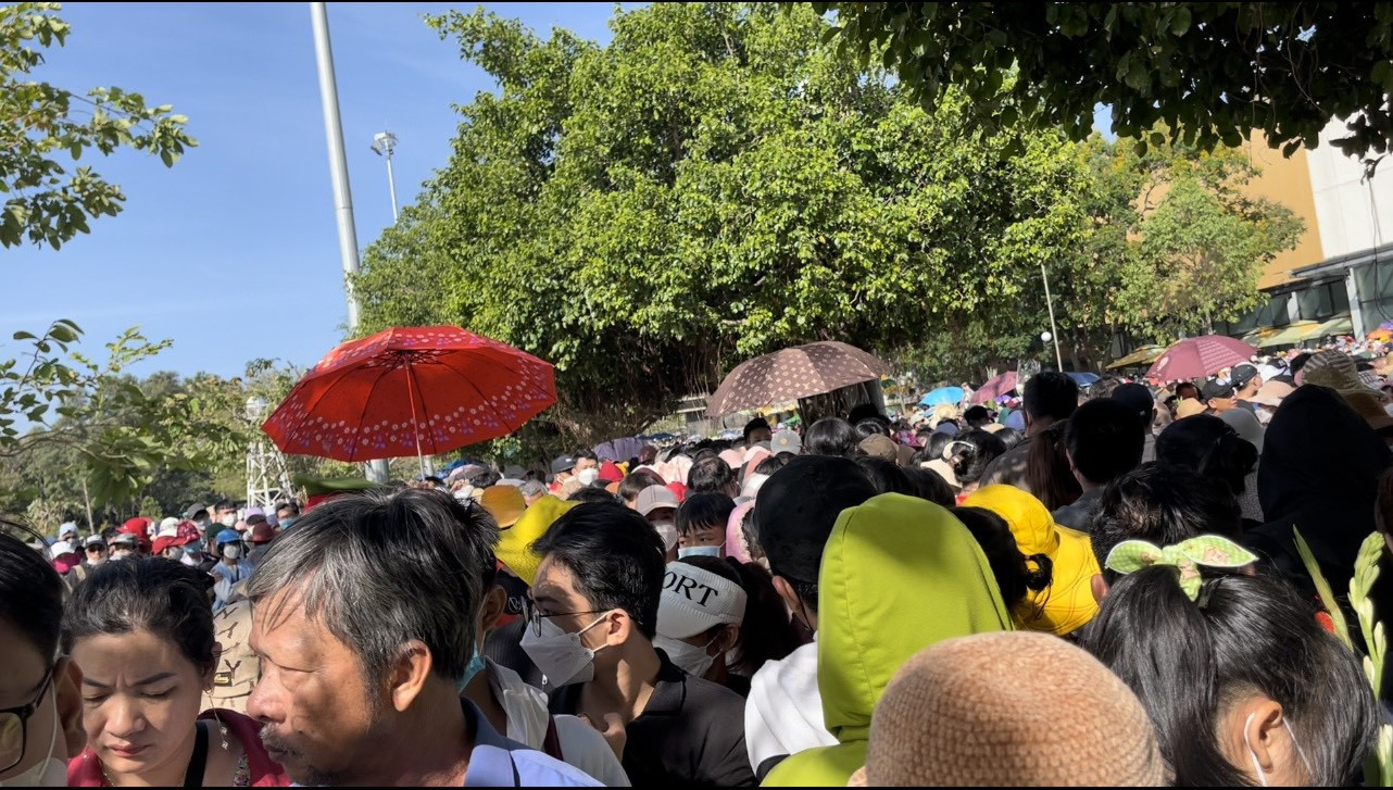 Một số khu vực trên đỉnh Núi Bà Đen cũng chật kín người - Ảnh: T.T Một số khu vực trên đỉnh Núi Bà Đen cũng chật kín người - Ảnh: T.T