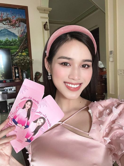 Sau khoảnh khắc đoàn tụ cùng gia đình trong đêm 30, Hoa hậu Đỗ Thị Hà lên đồ đi chúc Tết ngày mùng 1. Sau khoảnh khắc đoàn tụ cùng gia đình trong đêm 30, Hoa hậu Đỗ Thị Hà lên đồ đi chúc Tết ngày mùng 1.