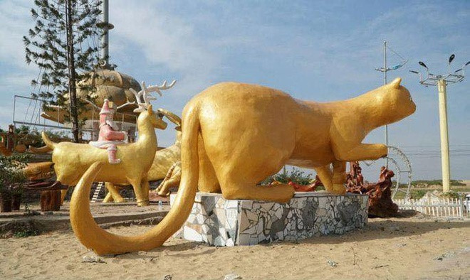 Bức tượng hình mèo này được đặt tại một điểm du lịch thuộc xã Tiên Trang, huyện Quảng Xương, tỉnh Thanh Hóa. Tạo hình bức tượng cũng gây tranh cãi trên mạng xã hội. Tài khoản Khai Minh cho rằng linh vật này giống chuột hơn. "Nhìn từ phía sau, giống bức tượng một con lợn quay", anh Hòa Trung nhận xét. Tết năm ngoái, địa điểm này cũng trưng bày một bức tượng linh vật con hổ nhưng tạo hình như một con lợn. Ảnh: Thanh Tùng.