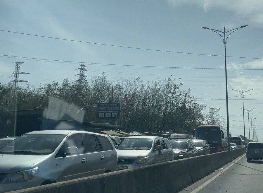 Dòng xe "chôn chân" gần 10km theo hướng về núi Bà Đen - Ảnh: T.T Dòng xe "chôn chân" gần 10km theo hướng về núi Bà Đen - Ảnh: T.T