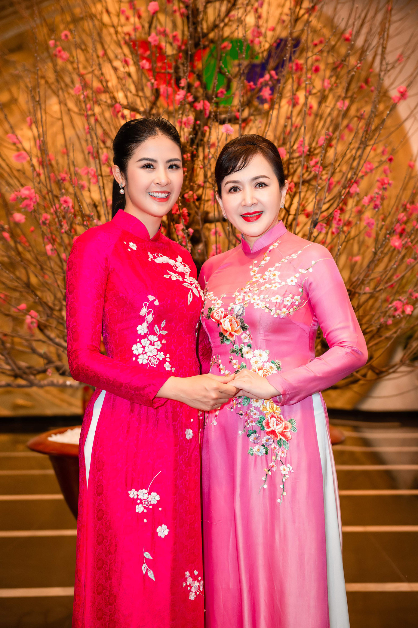 Ngọc Hân xuất hiện rạng rỡ tại sự kiện. Sau khi kết hôn, cô bận rộn với nhiều dự án riêng và kinh doanh. “Nhiều khi tôi quên cả ăn uống vì mải mê chuẩn bị cho bộ sưu tập áo dài mùa Tết. Ngoài ra tôi còn nhận lời ghi hình cho một số chương trình Tết của các đài truyền hình nên lúc nào cũng rơi vào tình trạng thiếu ngủ”, người đẹp nói. Ngọc Hân xuất hiện rạng rỡ tại sự kiện. Sau khi kết hôn, cô bận rộn với nhiều dự án riêng và kinh doanh. “Nhiều khi tôi quên cả ăn uống vì mải mê chuẩn bị cho bộ sưu tập áo dài mùa Tết. Ngoài ra tôi còn nhận lời ghi hình cho một số chương trình Tết của các đài truyền hình nên lúc nào cũng rơi vào tình trạng thiếu ngủ”, người đẹp nói.