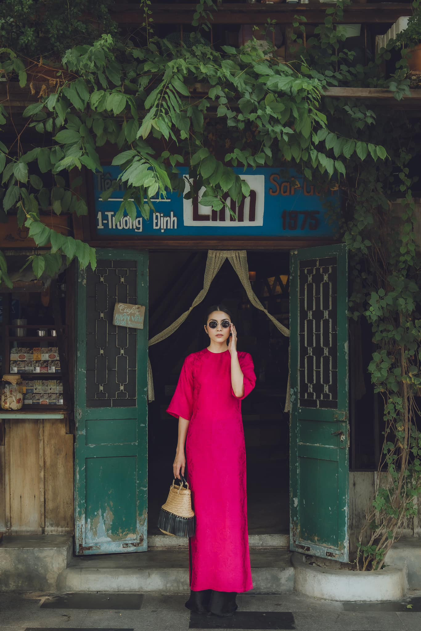 Tăng Thanh Hà trình làng bộ ảnh áo dài cùng hội bạn thân. Trong nhiều năm gần đây, Tăng Thanh Hà chuộng thiết kế áo ngũ thân với tông màu rực rỡ. Cô kết hợp cùng kính râm cổ điển và giỏ mây.