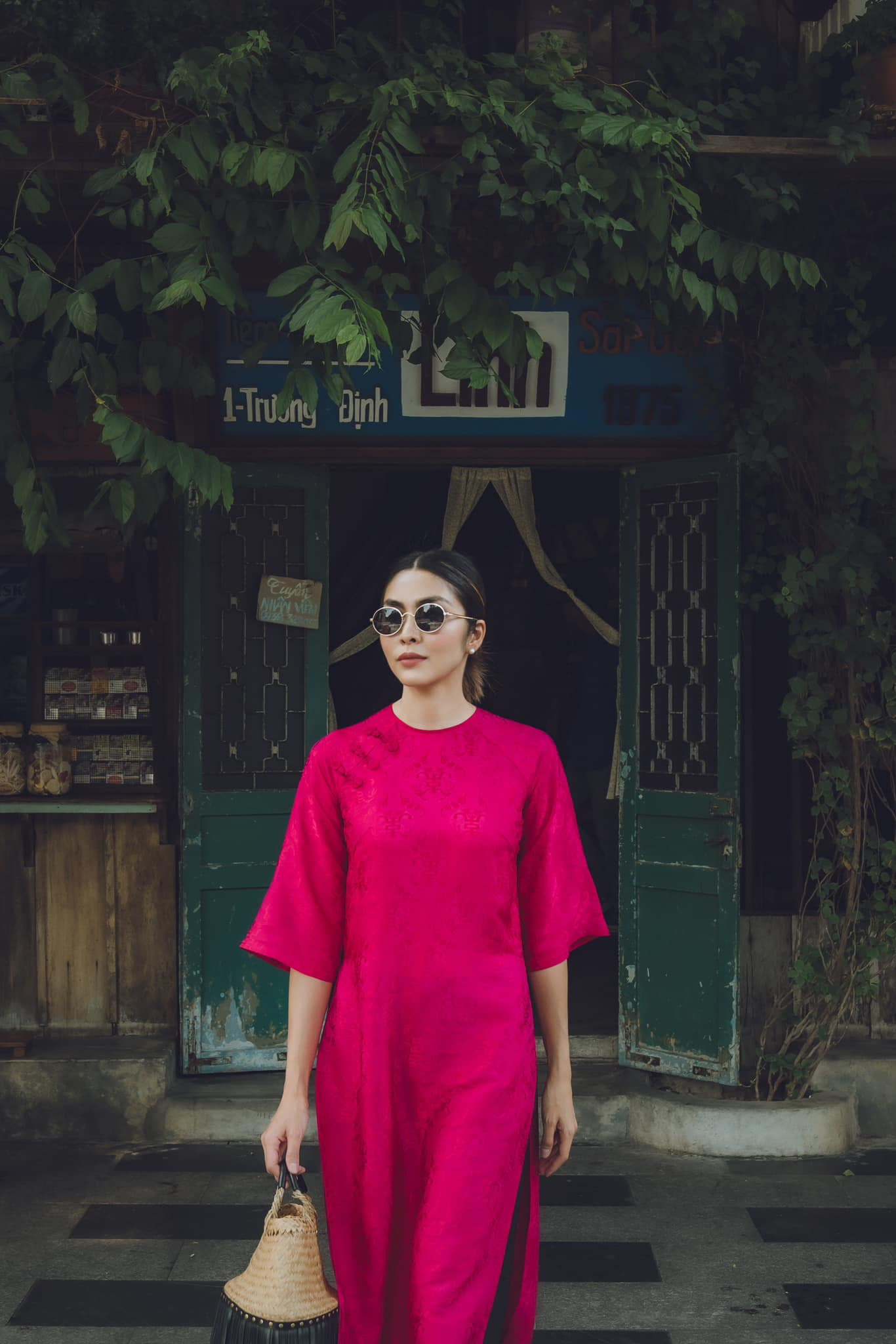 "Ngọc nữ màn ảnh Việt" dẫn đầu trào lưu diện áo dài phong cách xưa chụp ảnh Tết.