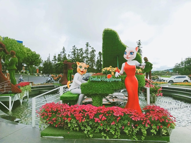 Linh vật mèo Đà Lạt được đặt tại vòng xoay chợ Đà Lạt, gần hồ Xuân Hương. Nhiều người nhận xét linh vật này được tạo hình giống mèo Tom trong một trò chơi điện tử dành cho trẻ em. Ảnh: Thúy Hà.