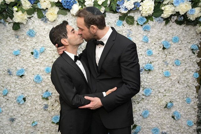 Ảnh cưới lãng mạn của Benjamin Schwartz và bạn trai.