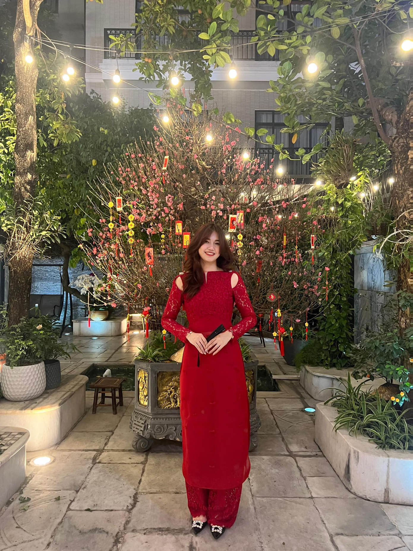 Á hậu Thanh Tú đón Giao thừa bên ông xã. Cô đang mang bầu em bé thứ 3, dự kiến sinh trong năm Quý Mão. Á hậu Thanh Tú đón Giao thừa bên ông xã. Cô đang mang bầu em bé thứ 3, dự kiến sinh trong năm Quý Mão.