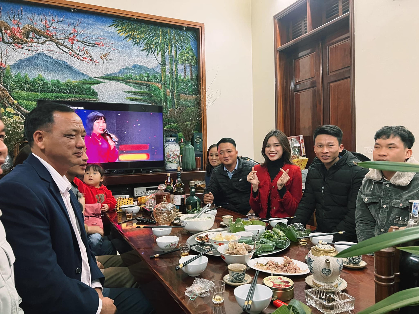 Sau khoảnh khắc đoàn tụ cùng gia đình trong đêm 30, Hoa hậu Đỗ Thị Hà lên đồ đi chúc Tết ngày mùng 1. Sau khoảnh khắc đoàn tụ cùng gia đình trong đêm 30, Hoa hậu Đỗ Thị Hà lên đồ đi chúc Tết ngày mùng 1.