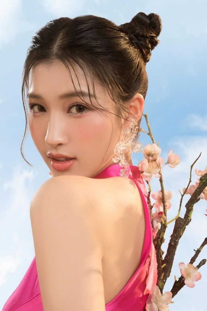 Á hậu Nguyễn Phương Nhi thu hút sự chú ý khi chia sẻ loạt ảnh diện áo dài cổ yếm đón xuân.