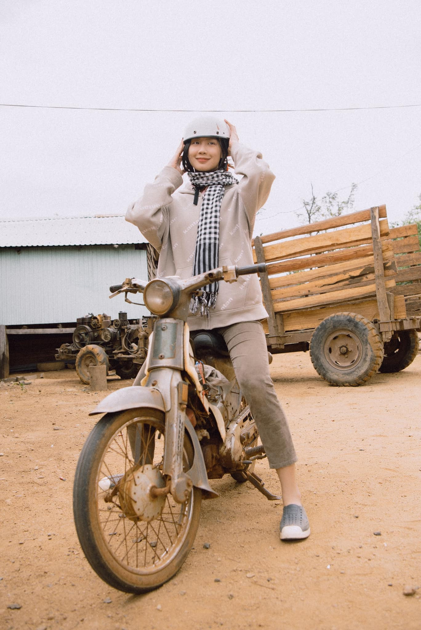 Hoa hậu Bảo Ngọc khiến fan thích thú khi chia sẻ hình ảnh đời thường trong chuyến đi Gia Lai của mình để khởi động một năm mới. Hoa hậu Bảo Ngọc khiến fan thích thú khi chia sẻ hình ảnh đời thường trong chuyến đi Gia Lai của mình để khởi động một năm mới.