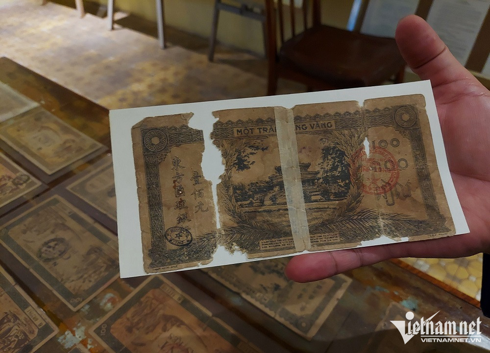 Một tờ tiền xé 4 mảnh để tiện giao dịch mua bán. (Ảnh: Trần Chung)