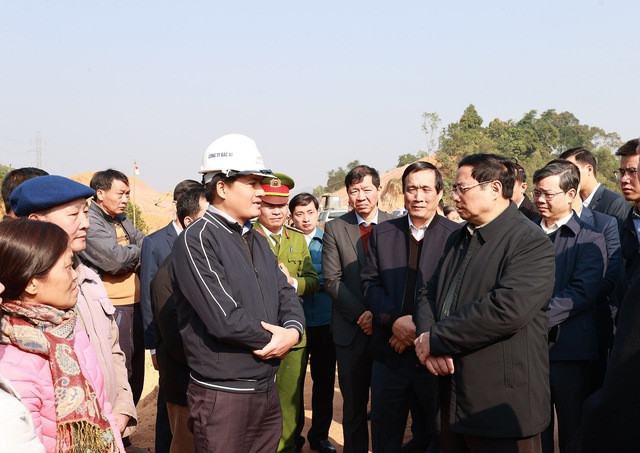 Về vấn đề các mỏ đất, đá, nguyên vật liệu cho dự án, Thủ tướng yêu cầu thực hiện nghiêm theo nghị quyết, chỉ đạo của Chính phủ, Thủ tướng Chính phủ, tinh thần là cắt giảm tối đa khâu trung gian, tránh đội giá, giảm thời gian, thủ tục, hài hòa lợi ích giữa Nhà nước, người dân, doanh nghiệp. Ảnh: VGP/Nhật Bắc Về vấn đề các mỏ đất, đá, nguyên vật liệu cho dự án, Thủ tướng yêu cầu thực hiện nghiêm theo nghị quyết, chỉ đạo của Chính phủ, Thủ tướng Chính phủ, tinh thần là cắt giảm tối đa khâu trung gian, tránh đội giá, giảm thời gian, thủ tục, hài hòa lợi ích giữa Nhà nước, người dân, doanh nghiệp. Ảnh: VGP/Nhật Bắc