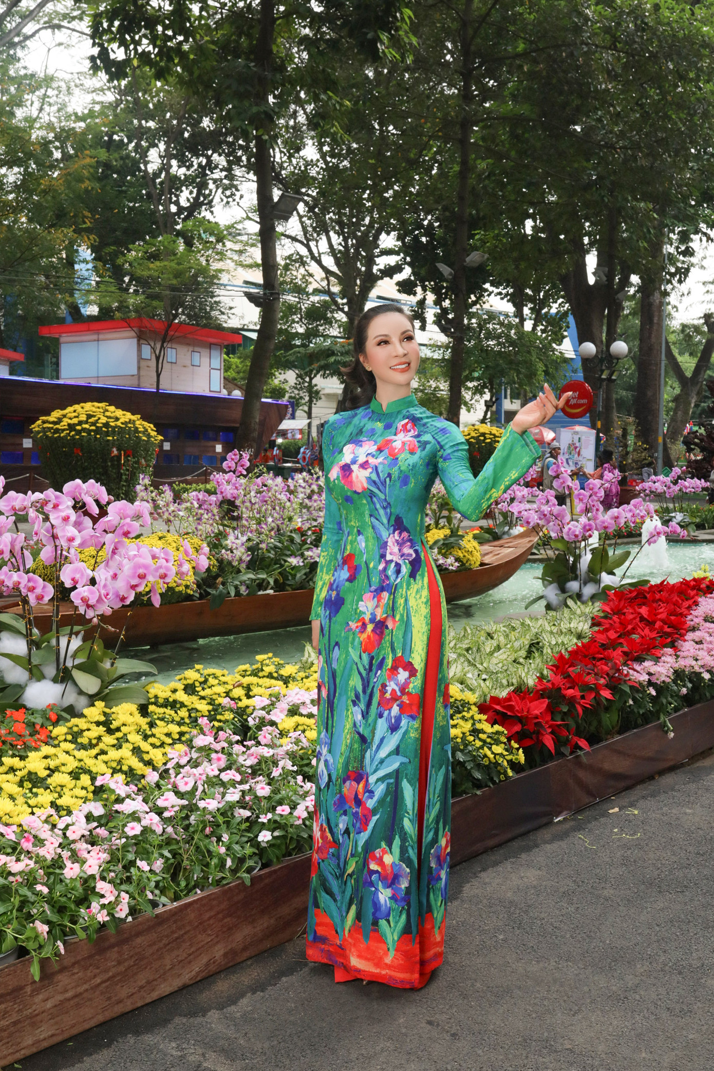 Trước khoảnh khắc giao thừa, Thanh Mai chia sẻ cô cảm thấy hạnh phúc và biết ơn khi một năm qua đã khép lại với thật nhiều niềm vui. Cô mong sự bình yên, nhẹ nhàng lại đến trong năm mới.