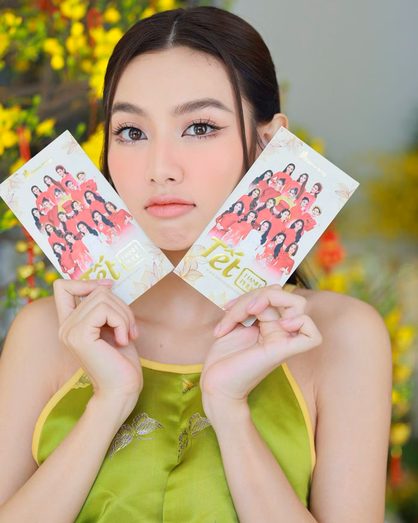 Khoảnh khắc dễ thương của Hoa hậu Nguyễn Thúc Thùy Tiên trong sáng mùng 1 Tết. Cô diện thiết kế cổ yếm khoe vai trần gợi cảm.