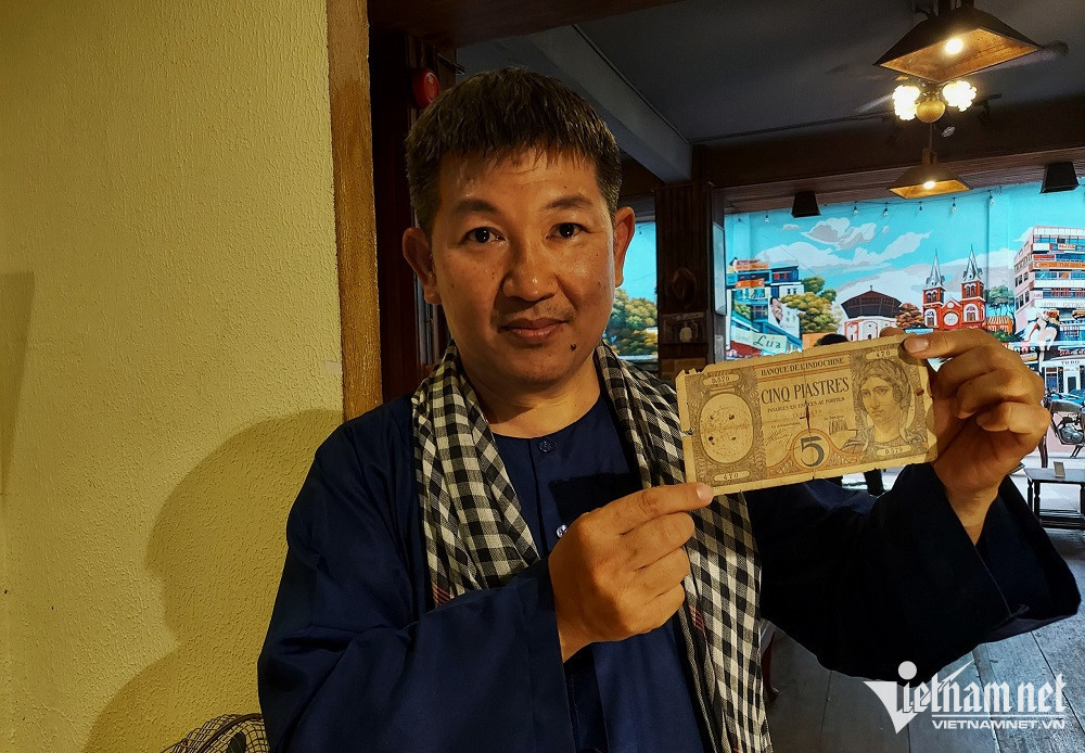 Hàng chục năm qua, anh Huỳnh Minh Hiệp vẫn đi tìm con dấu của Ủy ban Kháng chiến Hành chính Nam bộ. (Ảnh: Trần Chung)