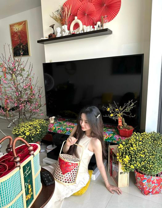 Á hậu Thúy An diện áo dài cách tân với thiết kế cổ yếm. Thúy An cho biết cô và ông xã cùng chuẩn bị, mua sắm đồ trang trí trong nhà. Thúy An không cầu kỳ nên chủ trương đón Tết đơn giản và ấm cúng. Á hậu Thúy An diện áo dài cách tân với thiết kế cổ yếm. Thúy An cho biết cô và ông xã cùng chuẩn bị, mua sắm đồ trang trí trong nhà. Thúy An không cầu kỳ nên chủ trương đón Tết đơn giản và ấm cúng.