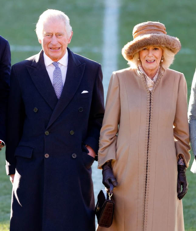 Camilla thời gian dài bị truyền thông Anh chỉ trích là người chen chân vào mối quan hệ của Charles và Diana. Camilla thời gian dài bị truyền thông Anh chỉ trích là người chen chân vào mối quan hệ của Charles và Diana.