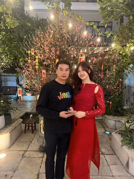 Á hậu Thanh Tú đón Giao thừa bên ông xã. Cô đang mang bầu em bé thứ 3, dự kiến sinh trong năm Quý Mão.