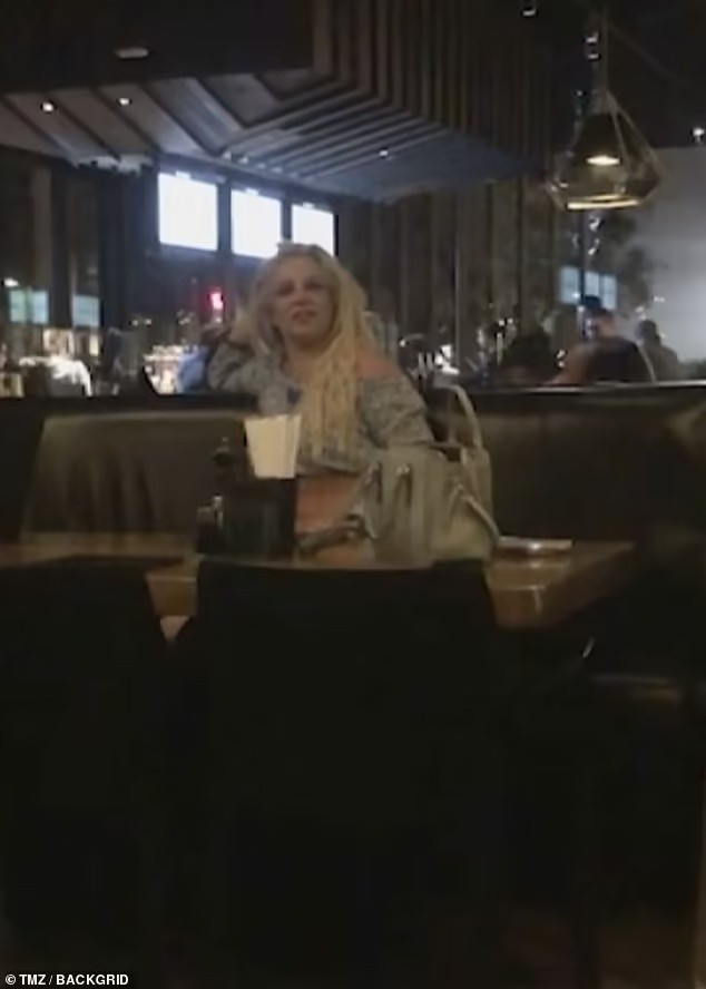 Britney Spears la hét, hành động khó hiểu nơi công cộng. Ảnh: TMZ. Britney Spears la hét, hành động khó hiểu nơi công cộng. Ảnh: TMZ.