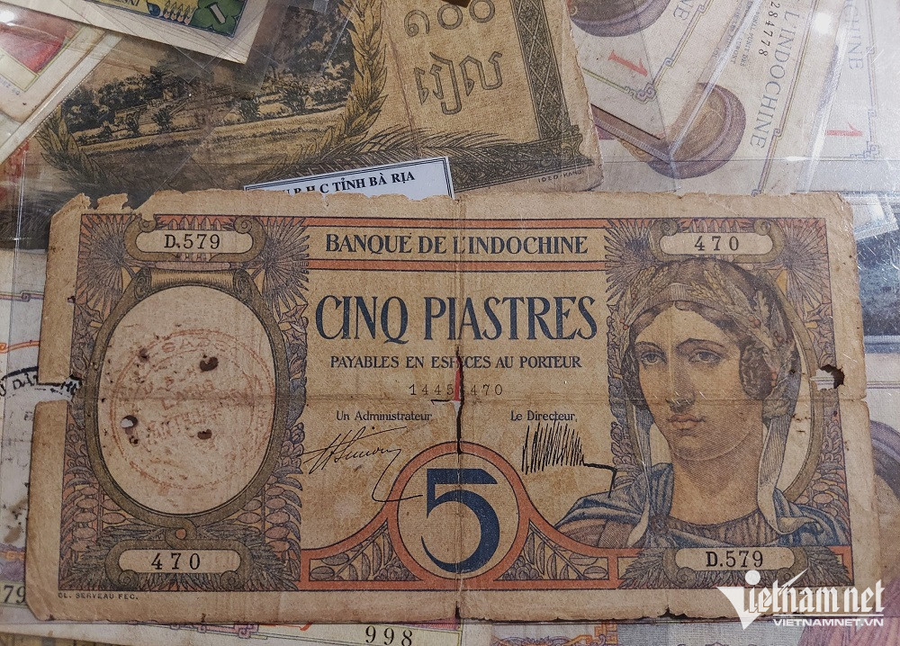 Theo nhà sưu tập, những giấy bạc đóng dấu này chỉ lưu hành trong khoảng 4 năm nên đến nay còn rất ít. (Ảnh: Trần Chung)