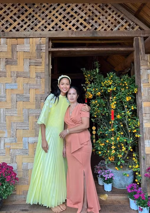 Hoa hậu H'Hen Niê trở về nhà đón Tết cùng gia đình. Từ sau khi đăng quang, H'Hen Niê luôn mang đến hình ảnh hoa hậu thân thiện, giản dị, nhiều năng lượng và tích cực hoạt động thiện nguyện.