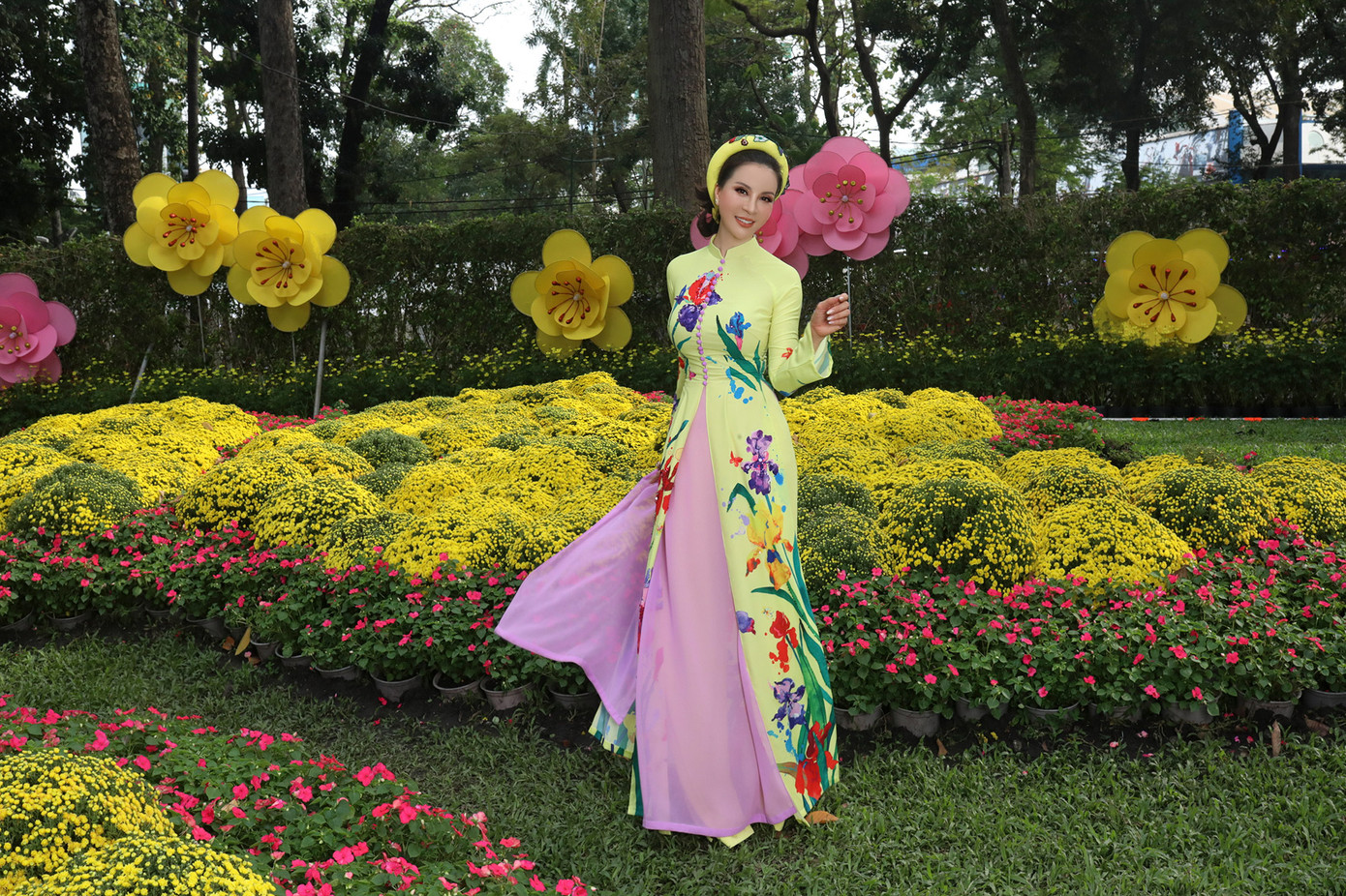 MC Thanh Mai sinh năm 1973, xuất thân từ nghệ sĩ múa và diễn viên điện ảnh. Năm 1992, cô giành giải Á hậu cuộc thi “Ngôi sao điện ảnh ngày mai” do Hội Điện ảnh tổ chức. Sau đó, cô chuyển hướng sang kinh doanh. Ở tuổi U50, Thanh Mai truyền cảm hứng cho phụ nữ hiện đại về cuộc sống độc lập, hạnh phúc, làm việc hết mình nhưng không quên tận hưởng và chăm chút cho bản thân.