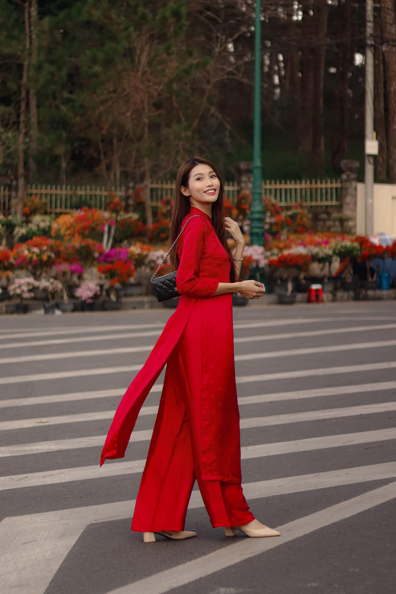 Á hậu Chế Nguyễn Quỳnh Châu chia sẻ hình ảnh diện áo dài đỏ xuống phố kèm lời chúc: “Mùng 1, chúc mọi người ra cửa gặp được quý nhân, về nhà gặp người mình thương”. Á hậu Chế Nguyễn Quỳnh Châu chia sẻ hình ảnh diện áo dài đỏ xuống phố kèm lời chúc: “Mùng 1, chúc mọi người ra cửa gặp được quý nhân, về nhà gặp người mình thương”.