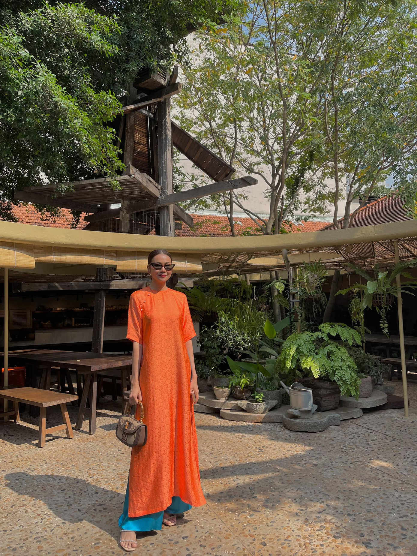 Thanh Hằng sinh năm 1983, là siêu mẫu, hoa hậu, diễn viên và nhà sản xuất phim. Cô được biết đến sau khi giành vương miện Hoa hậu Người mẫu qua ảnh 2001. Sau đó, cô gây ấn tượng trên sàn diễn thời trang và một số bộ phim được chú ý như Nụ hôn thần chết (2008), Mỹ nhân kế (2013)…